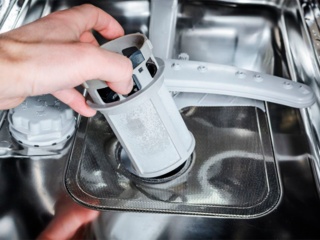 Что делать, если в посудомоечной машине не растворяется таблетка? Ответ найден