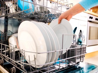 Как избавиться от неприятного запаха из посудомоечной машины?