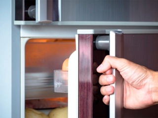 Почему дверь холодильника не закрывается до конца?