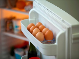 Как правильно хранить яйца в холодильнике?
